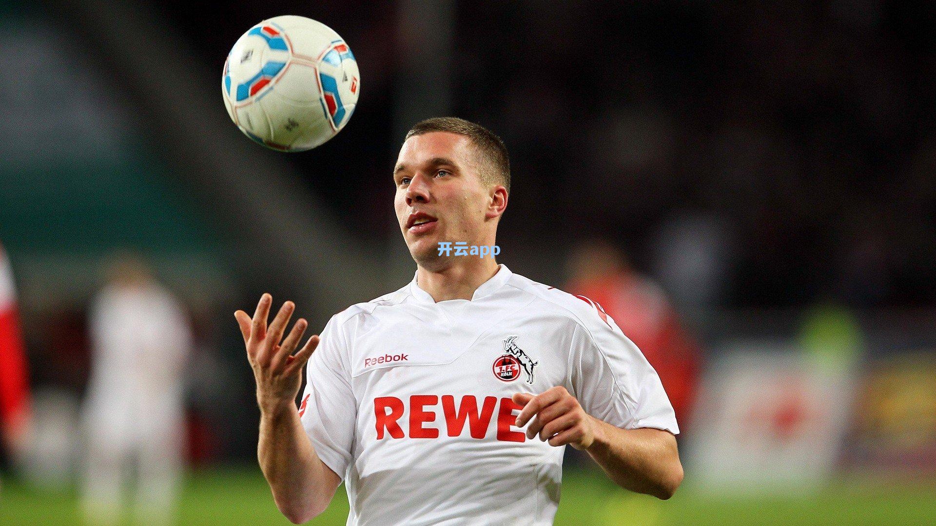 转会市场风云再起,豪门争抢新星,天价合约刷新纪录