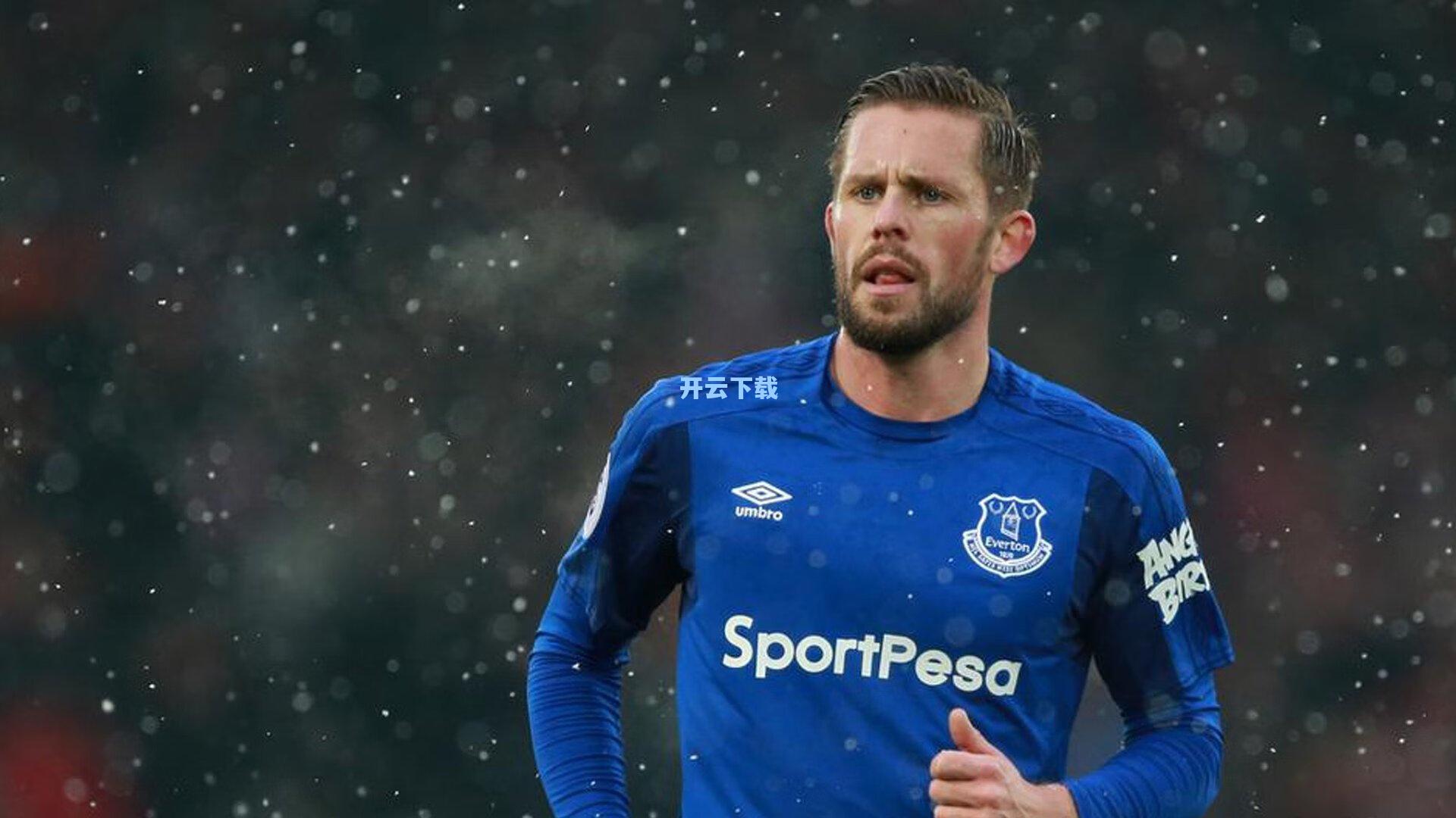 西班牙主帅德拉富恩特盛赞勒诺尔芒，他是欧洲最佳中卫之一